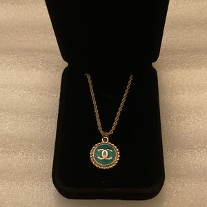 Turquoise Enamel Medallion Pendant Gold Tone Rope Edge Vintage Couture Style